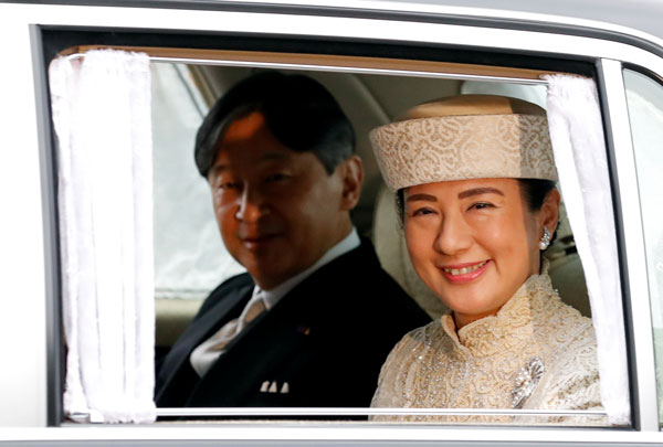 德仁夫妇抵达东京皇居出席仪式。（路透社）