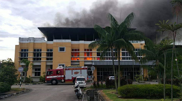马来西亚农业发展研究院突起火燃烧。