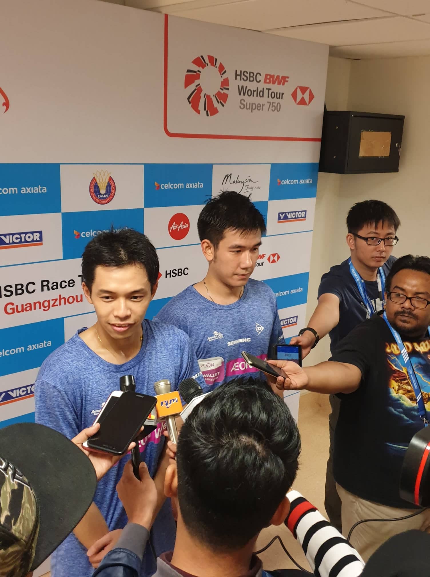 徐家铭（左）与刘隽程顺利报到2019年大马羽球公开赛男双16强。