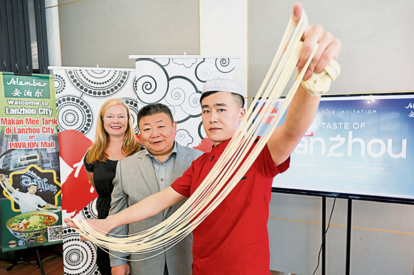 厨师（右）于推介礼上示范拉面制作过程，通过美食介绍中国兰州。左起为凡尼莎及崔伟。