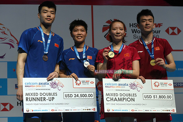 郑思维（右起）与黄雅琼夺得冠军与5万1800美元奖金，王懿律（左）与黄东萍获得亚军也有2万4500美元奖金进账。