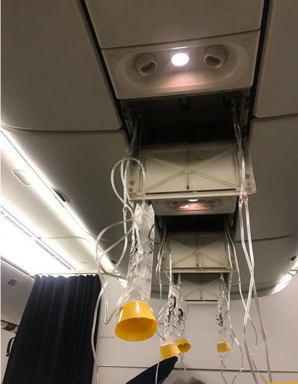 BA16航班机舱内氧气罩落下情况。