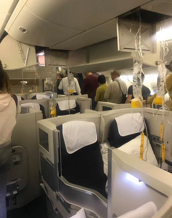 乘客下机时，落下的氧气罩仍吊挂着。