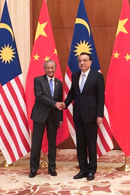 马哈迪（左）和李克强握手，显示马中两国友好关系。