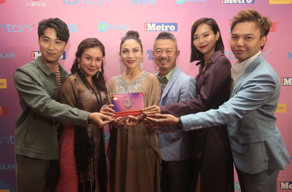 《娘惹相思格》演员谢承伟（左起）、萧依婷、陈意遐、张咏华、林绿和志祥代表上台领取“最受欢迎中文电视剧”奖。