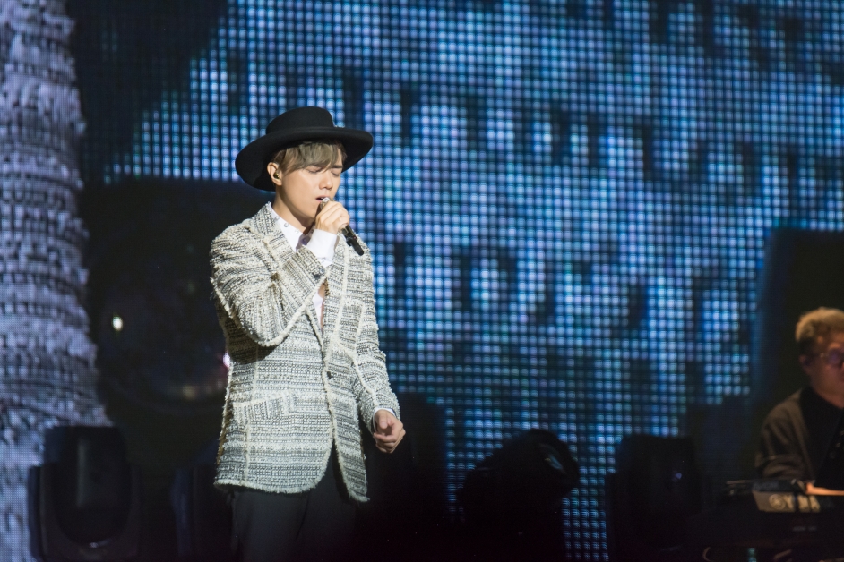 张敬轩预告已在筹备华语专辑，翻唱和原创歌曲参半，希望能在今年内发行。