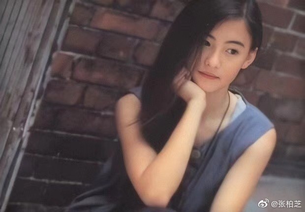 张柏芝晒出自己12岁的清纯照。