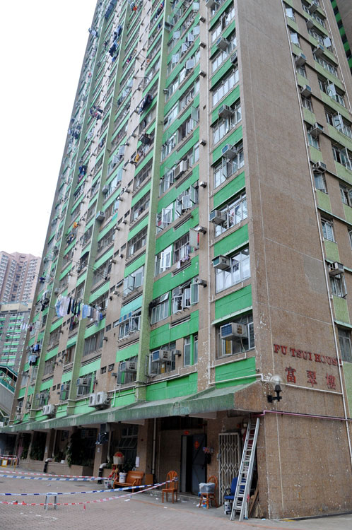 死者居住在香港环翠邨福翠楼一单位。