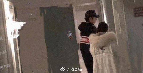 张丹峰再被拍到和毕滢进入酒店的照片，传出洪欣婚变的消息。