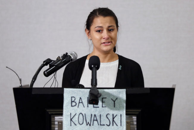 密歇根州立大学女学生贝莉．寇瓦斯基举行记者会，指四年前遭到密大三名男篮队员强暴，但学校谘询中心人员当时不鼓励她报案。