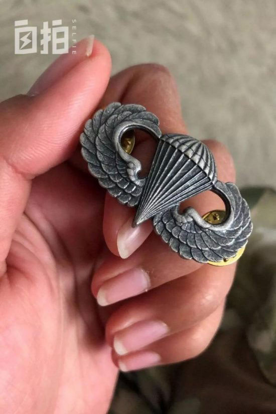 经过三周的训练，高天才收获了象征伞兵的“自由之翼”勋章，正式成为一名美国陆军空降兵。“回想训练的这段日子，最令我感到骄傲的是，真的完成了自己也很害怕的事情。”