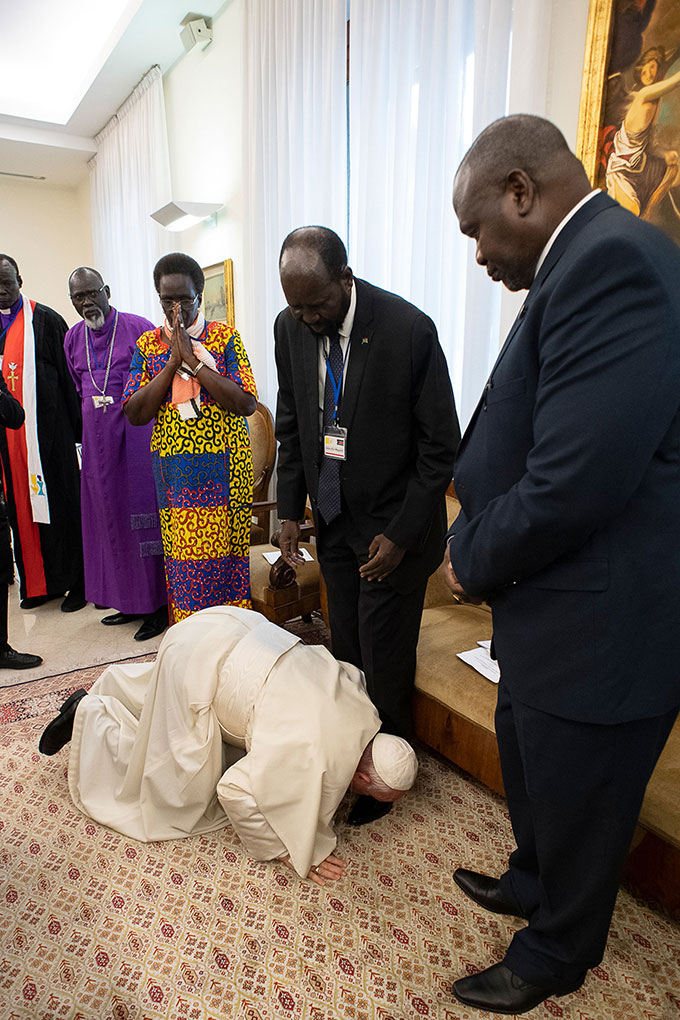 教宗跪地亲吻南苏丹总统基尔的鞋子，身边的官员一脸震惊。（法新社）