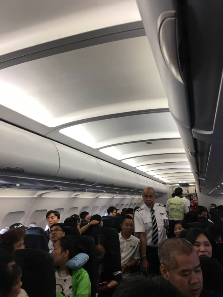 机组人员忽然在机舱内昏倒，亚航班机紧急降落在香港机场。