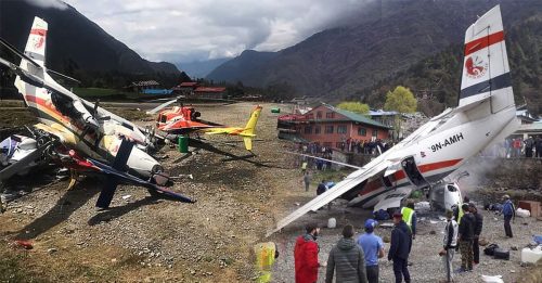 尼泊尔小型飞机冲出跑道 撞2直升机 酿3死4伤
