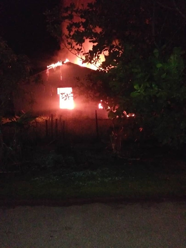 双溪拉兰德沙阿曼2间住家在周一凌晨起火，事发时，屋主一家因遭威胁到华玲避风头。