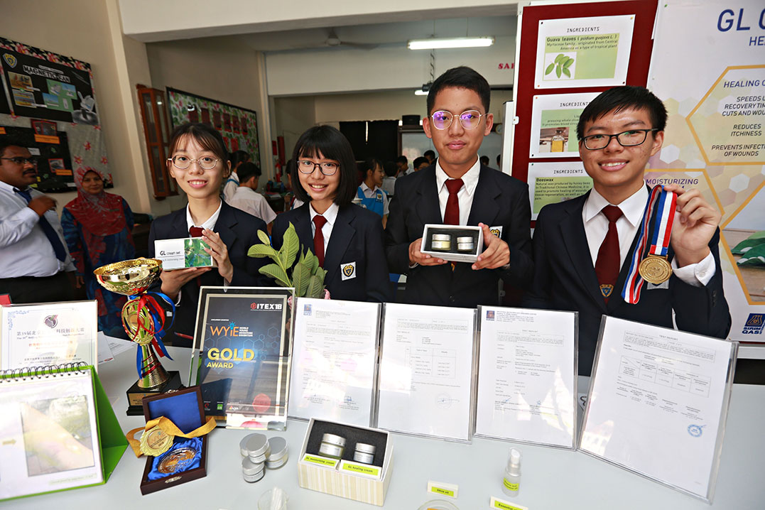 “番石榴叶霜”发明团队左起陈玉善、胡宝仪、陈钟仪、林金佑，横扫国内及国际的发明奖项。
