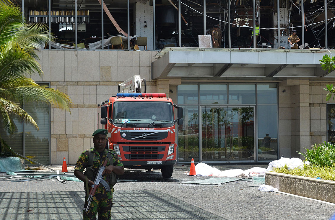 爆炸威力导致香格里拉酒店的窗户破裂只剩框架，持枪军人在现场站岗提高戒备。（法新社）