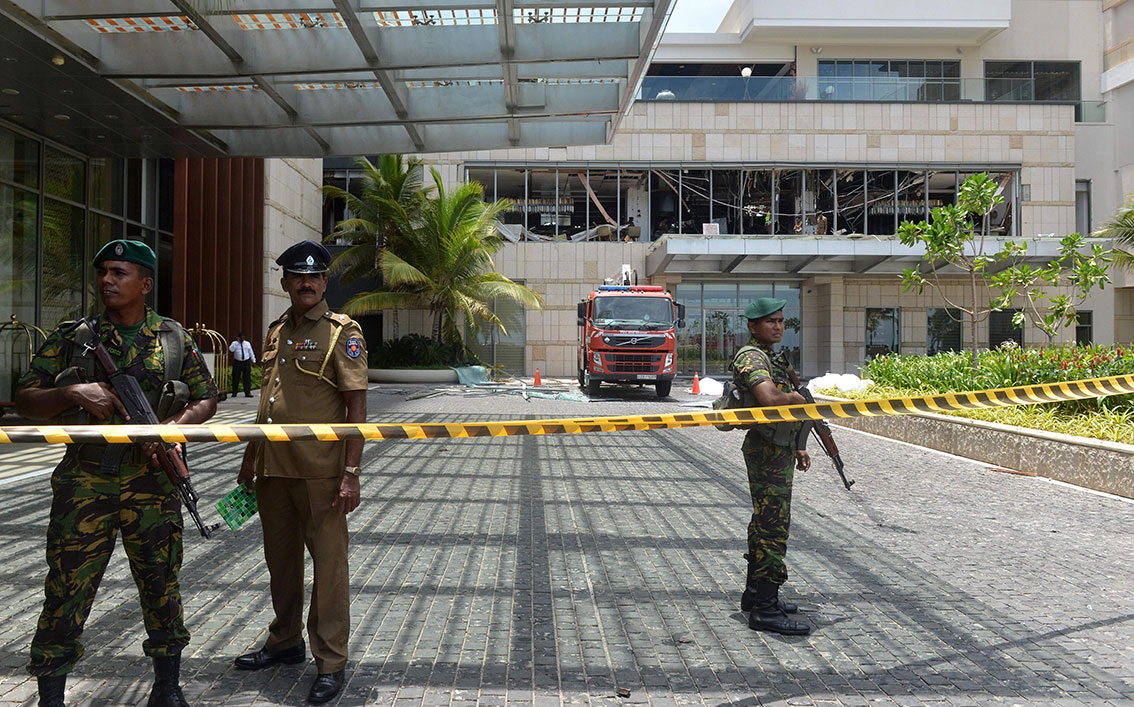 警方封锁香格里拉酒店的入口处展开调查。（法新社）