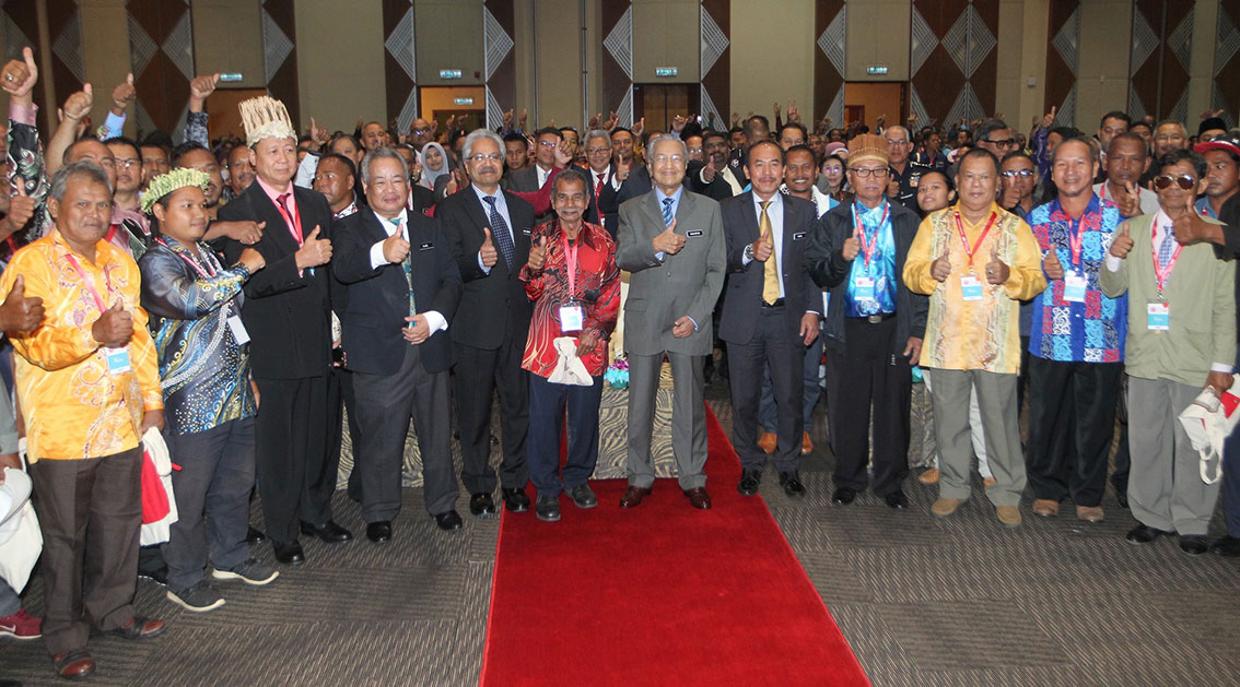 马哈迪（前排右6）与所有出席大会的原住民村长及村民拍下大合照，左5为瓦塔慕迪。