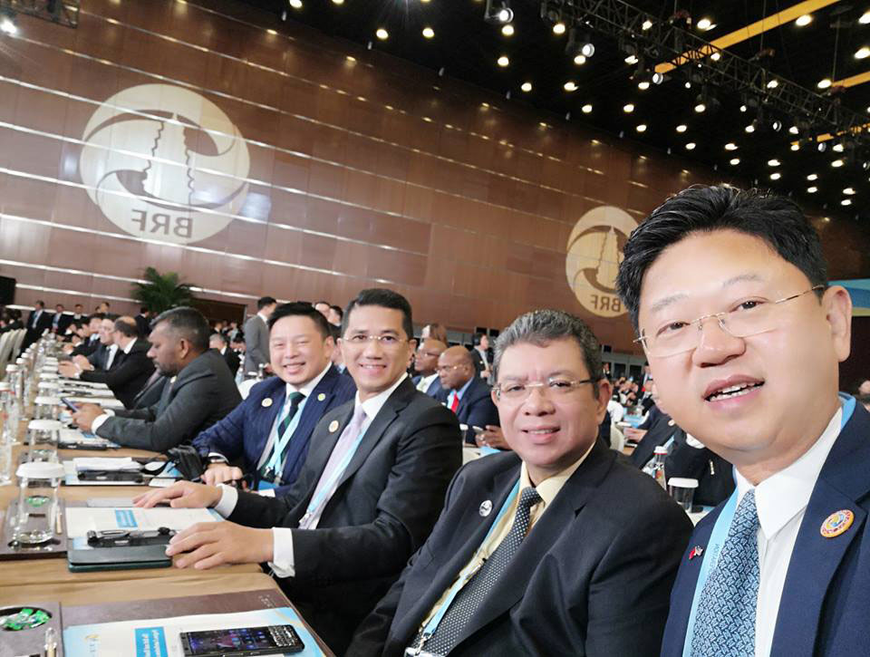 白天（右起）趁着第二届“一带一路”国际合作高峰论坛还未开始前，在中华人民大会堂内与赛夫丁、阿兹敏阿里和达勒雷京玩自拍。