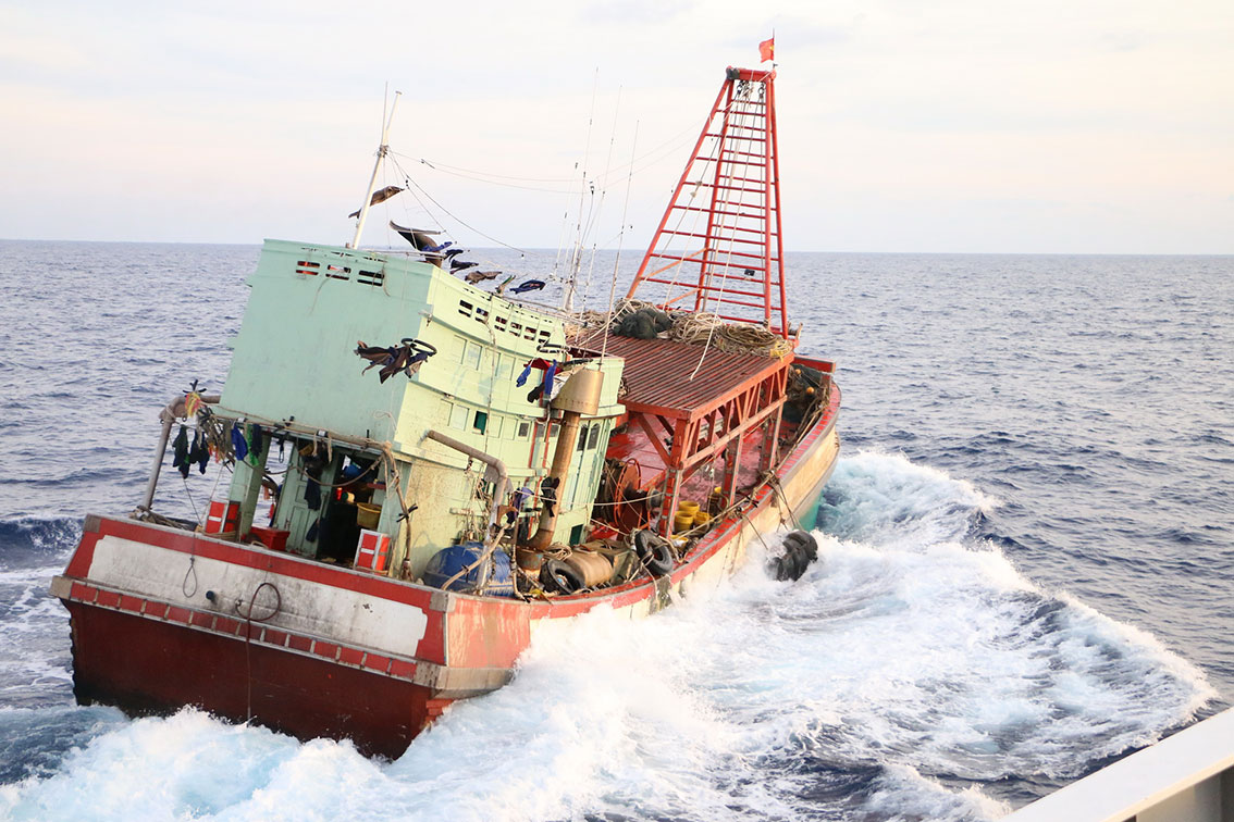 被登州海事执法局截下的其中一艘非法越南渔船。