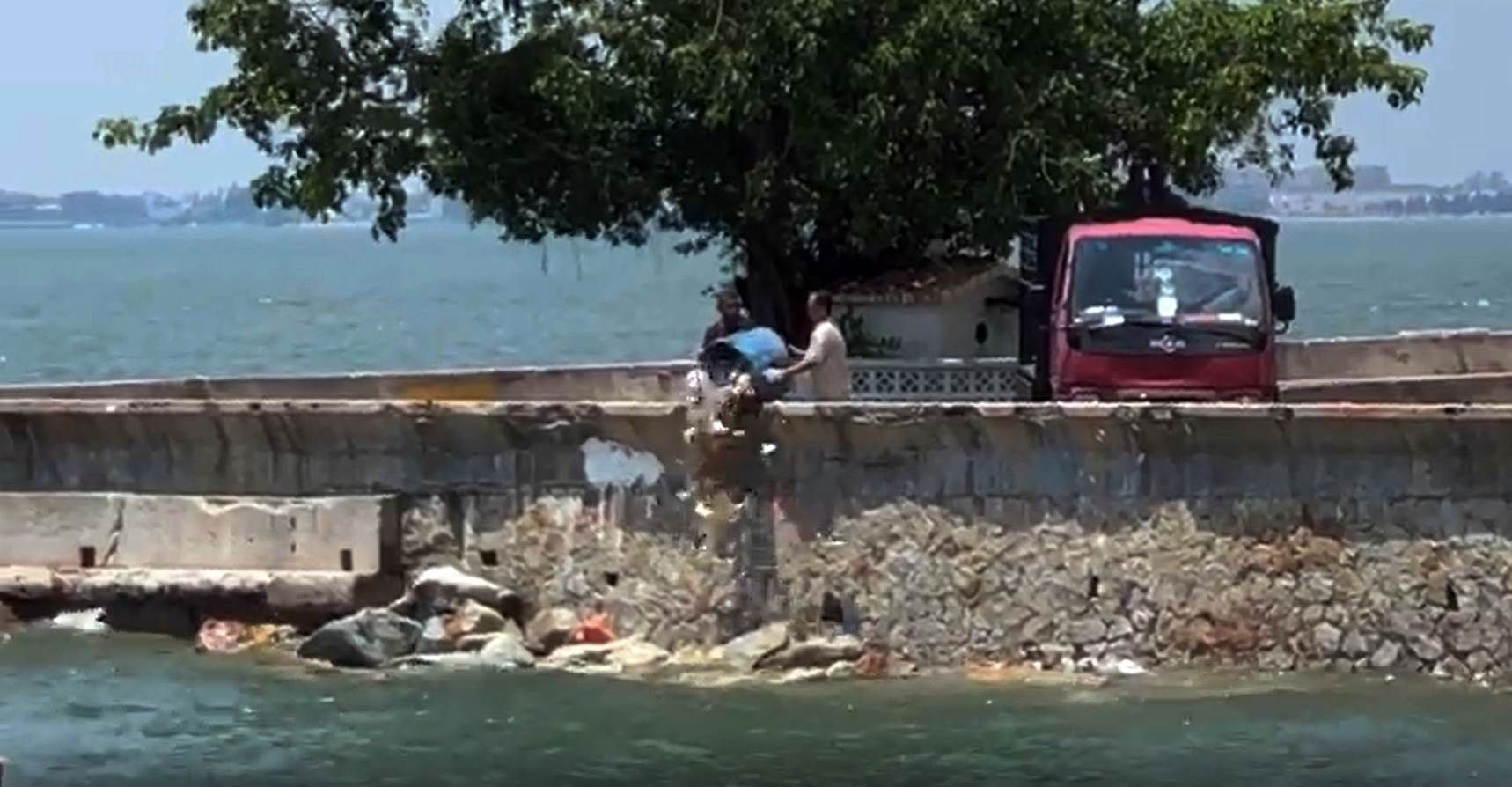 本月19日一辆罗厘停在海边后，有两名男子直接把建筑废料丢进海里，引起公愤。（档案照）