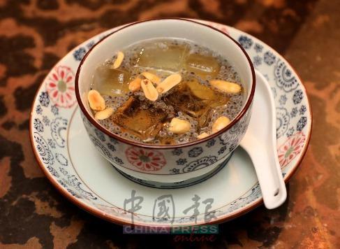>Leng Chee Kang 一碗清彻莲子羹中有香脆的花生、明列子（罗勒籽）和乌黑的仙草，一看就是一碗清凉糖水。但入口方知其厉害之处，浓烈的伏特加瞬时锁住味蕾，让人惊喜，直到入喉后，才能尝到轻轻的菊花香、龙眼及红枣的甜，与甘草糖浆的甘苦味。