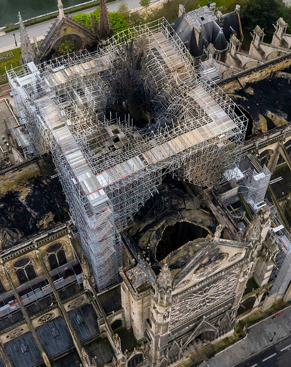 从空拍画面可见，圣母院几处屋顶烧得焦黑，原处于中央位置的尖塔已不见，只剩一个大洞。