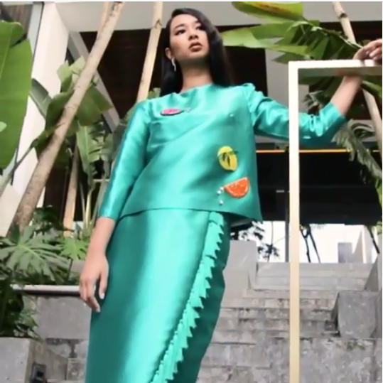 美拉艾雅娜代言知名服装设计师李坤辉（Khoon Hooi）的开斋节系列服饰。（图取自Khoon Hooi Instagram）
