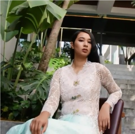 美拉艾雅娜代言知名服装设计师李坤辉（Khoon Hooi）的开斋节系列服饰。（图取自Khoon Hooi Instagram）