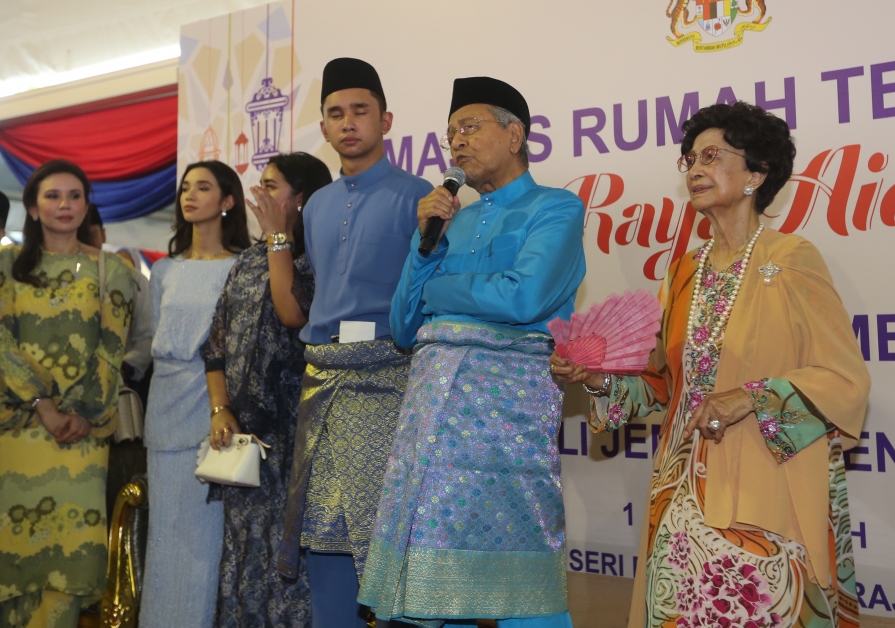 马哈迪（右2）向民众发表讲话；右起为首相夫人敦西蒂哈丝玛。
