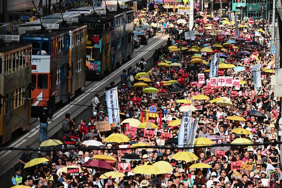 香港民间人权阵线周日下午举行“反送中”游行，由铜锣湾东角道游行至立法会，整条路挤得水泄不通，黑压压的人群好不热闹，有参与者高举“反对送中条例”字牌。