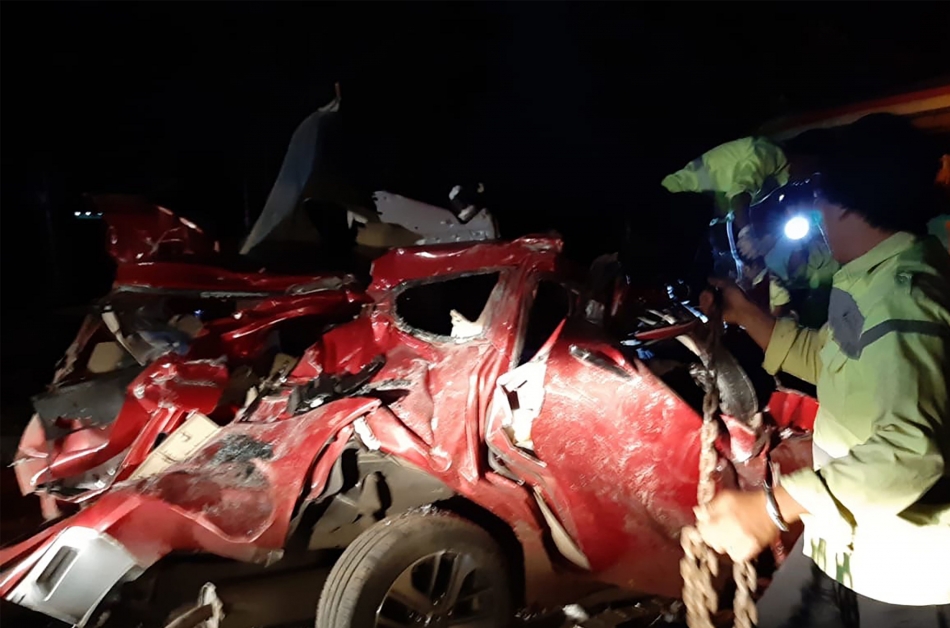 西爪哇警方提供的照片显示，被巴士撞上的汽车已损毁。（法新社）