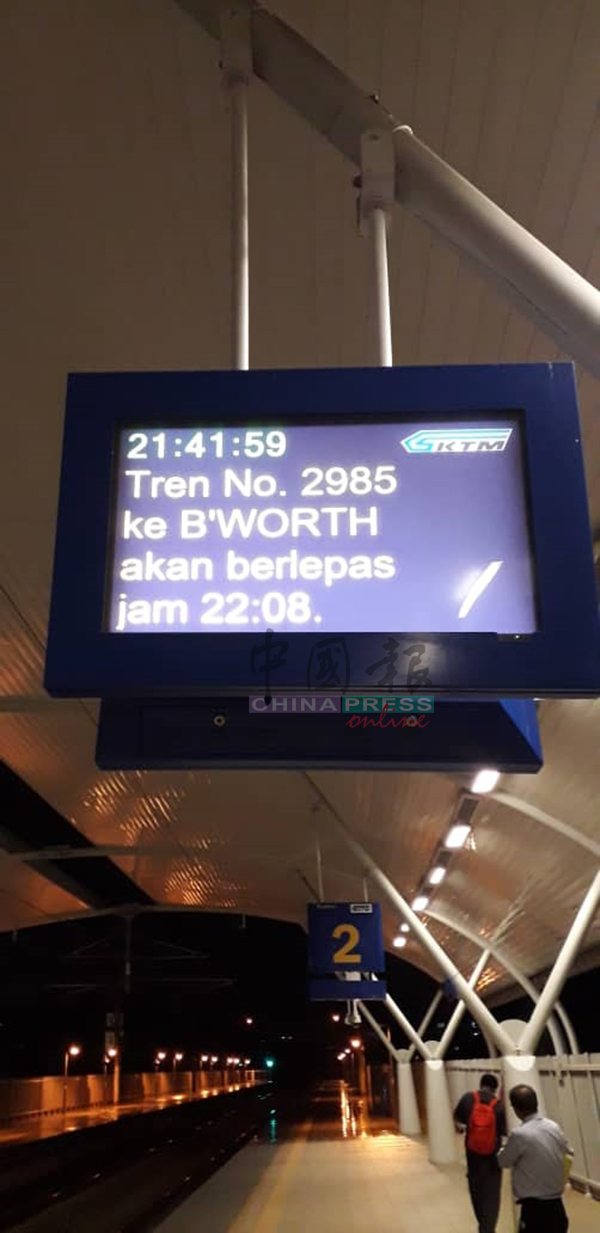 电视荧幕展示火车行程展延。