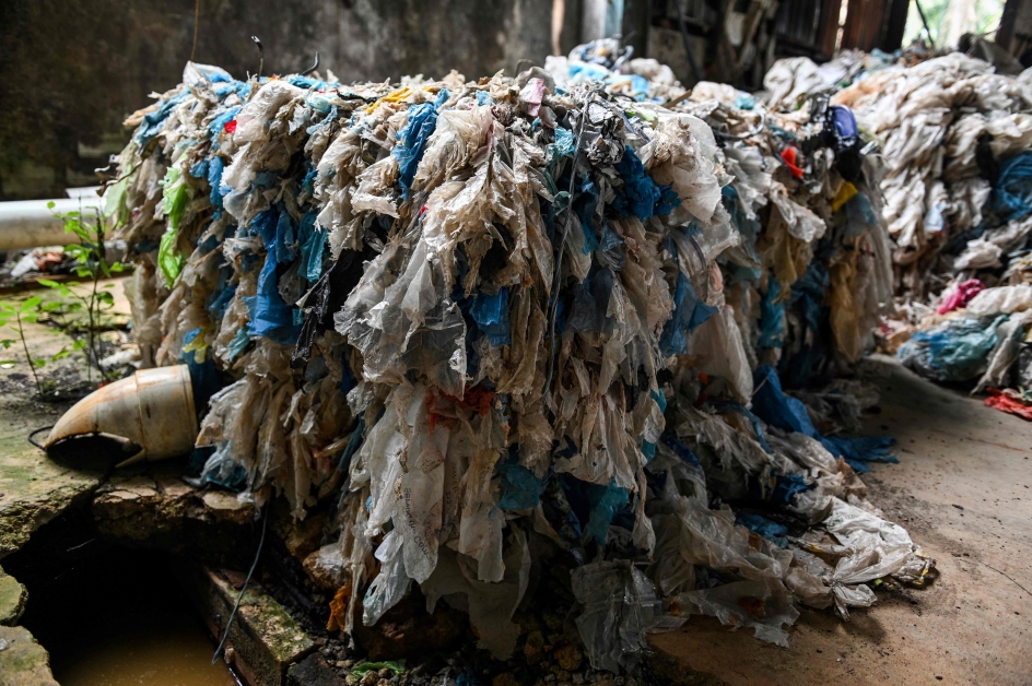 仁嘉隆一处废弃垃圾场，堆满塑料垃圾。