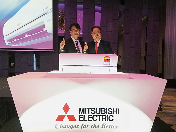 苇泽宏明（右）与三菱电器企业全球冷气系统市场部总经理马上弘伯一起推介R32系列冷气机。