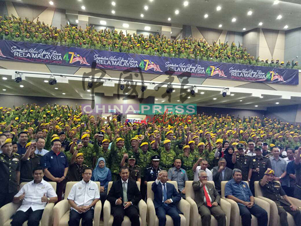 柔大臣沙鲁丁嘉马（前左3起）陪慕尤丁出席柔州志愿警卫团周年纪念庆祝活动，志气高昂。