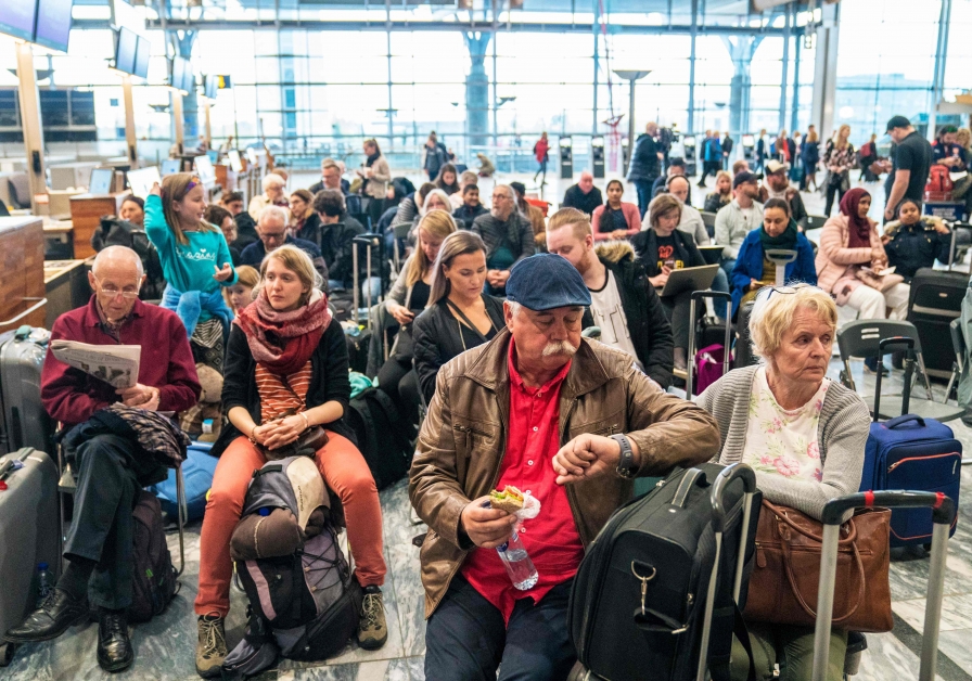 五在挪威奥斯陆加勒穆恩机场，大批旅客因北欧航空取消航班而滞留机场。