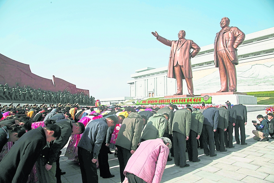 朝鲜民众周三在平壤万寿台，向已故前最高领导人金日成（左）和金正日雕像（右）致敬。（美联社）
