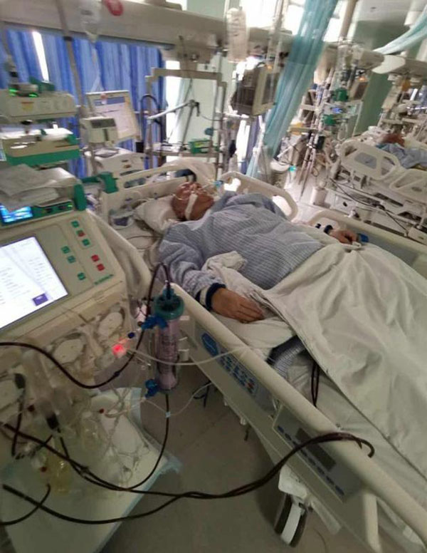 沈威在北京医院的ICU病房进行抢救。