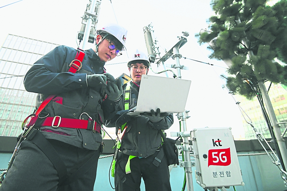 韩国电信运营商KT公司员工周四正在测试5G网络连接设置讯号。 （法新社）