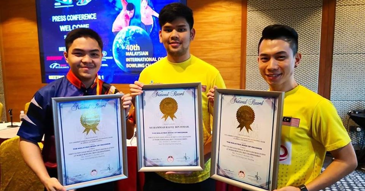 洪显龙（右起）、拉菲克依斯迈及敦哈金，领取在去年香港世锦赛荣膺世界冠军的马来西亚纪录大全认证证书。