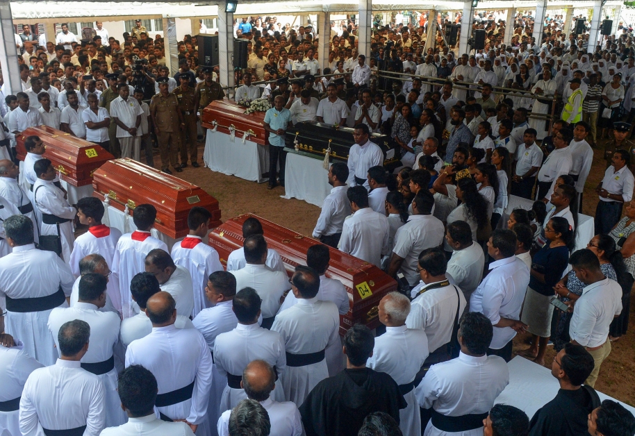 受袭地点之一的尼甘布，周二晨替死难者举行集体葬礼。（法新社）