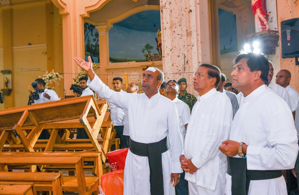 斯里兰卡总统西里塞纳（右2）周二到遇袭教堂听取汇报。（法新社）