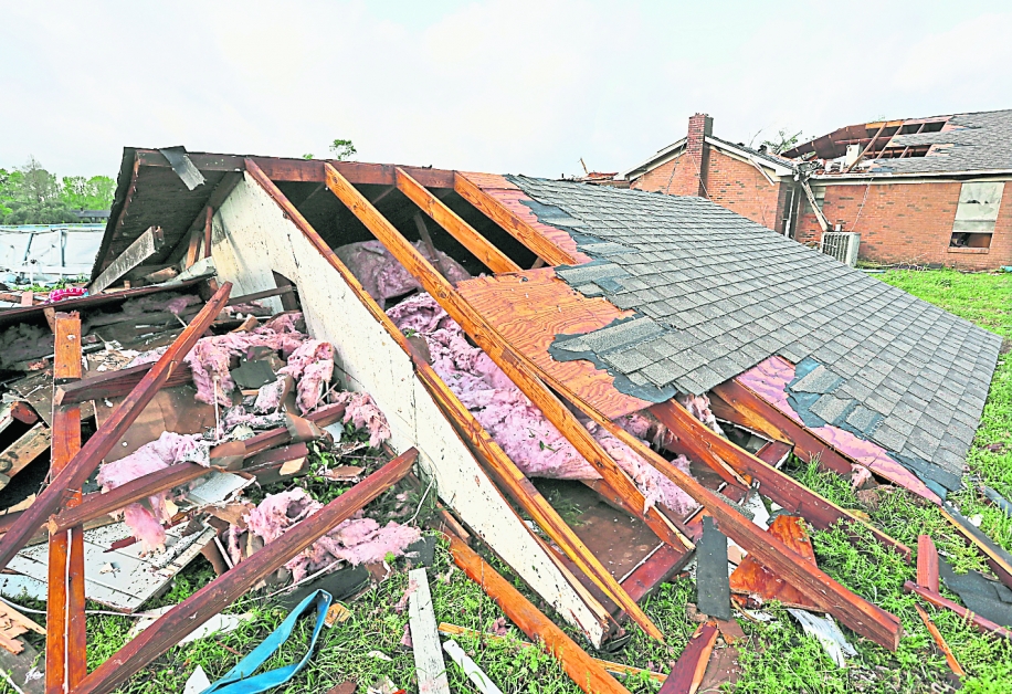 龙卷风周日肆虐密西西比北部城镇哈密尔顿，住宅屋顶被掀翻，破坏不堪。（美联社）