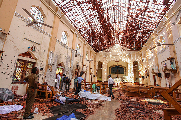 教堂发生爆炸后，地上可见遇难者遗体。