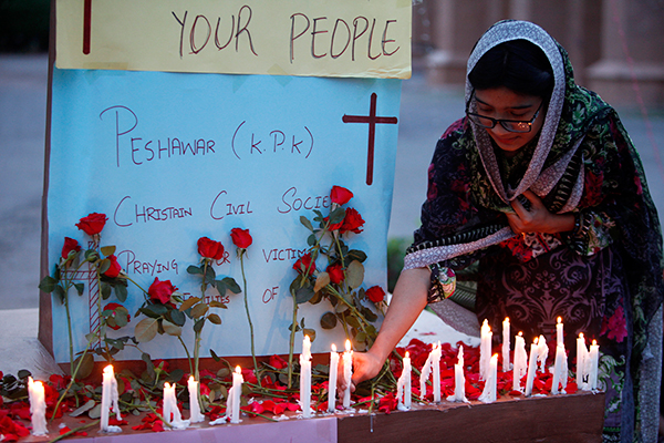 爆炸案发生后，民众点烛光悼念遇难者。图:美联社