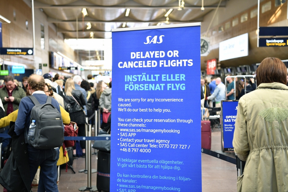 在瑞典斯德哥尔摩阿兰达机场，北欧航空公司发布通告，指航班取消。