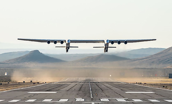世界最大飞机“同温层发射系统”(Stratolaunch Systems)，在加州莫哈韦太空港首次飞行成功。（法新社）