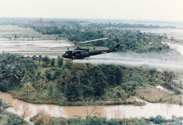 越战期间，美军为对抗北越军，大量喷洒了有毒的“橙剂”。
